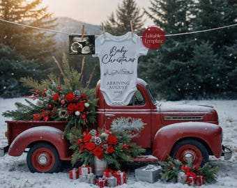 Może przedstawiać: Biały śpioszek z napisem "Baby Christmas" i "Arriving August 2025" wiszący na sznurze do prania przed czerwonym, zabytkowym ciężarówką ozdobioną świąteczną zielenią. Ciężarówka jest zaparkowana w śnieżnym otoczeniu z rozmytym tłem drzew.