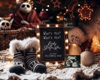 Op de afbeelding: Een rechthoekig krijtbord met lichtsnoer, met de tekst What's this? What's this? Baby Skellington arriving DECEMBER 2024. Daarnaast liggen zwart-wit gepatroonde babysokjes met witte imitatiebont boorden en een echoscopie.