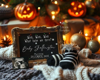 Op de afbeelding: Een Halloween-thema baby aankondiging met een krijtbord dat "Well, Well, Well What have we here? Baby Skellington arriving DECEMBER 2024" zegt. Het bord is omringd door pompoenen, lichten en een paar zwart-wit gestreepte babyschoentjes.
