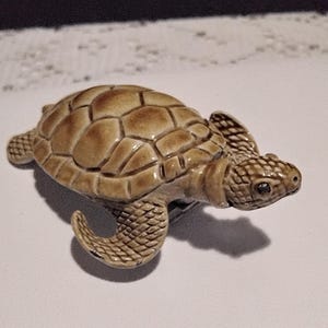 Tortoise/Turtle Brooch/Pin Rolling C Closure