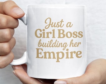 Pode incluir: Caneca de cerâmica branca com uma inscrição dourada que diz "Just a Girl Boss building her Empire".