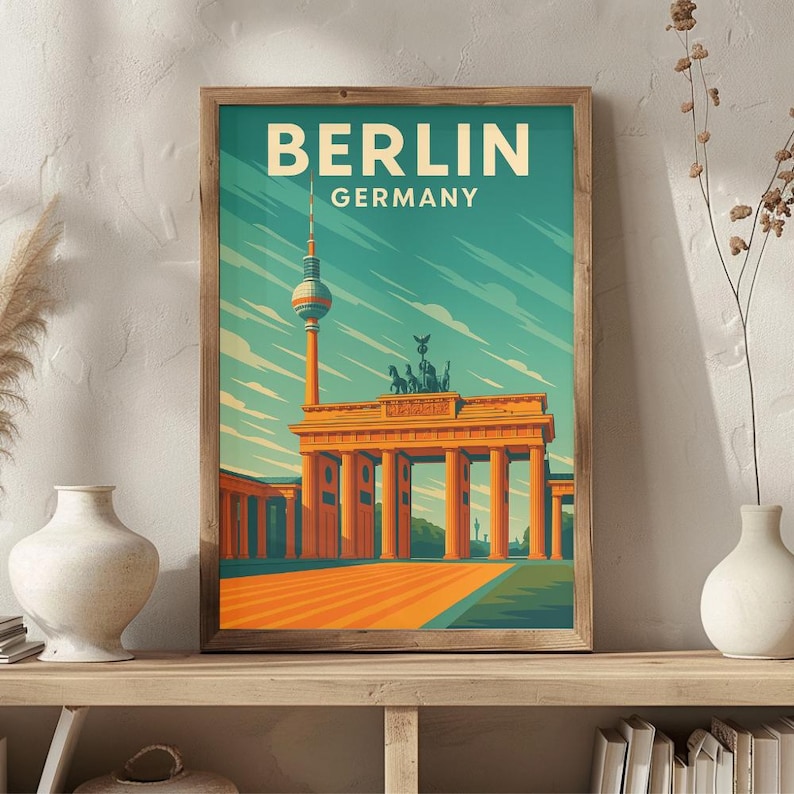 Pu&ograve; includere: Una stampa artistica incorniciata con un design di poster di viaggio vintage per Berlino, Germania. Il poster mostra la Porta di Brandeburgo, un'alta torre televisiva e il testo "BERLIN GERMANY" in stile retr&ograve;. La tavolozza dei colori include sfumature di arancione, verde acqua e beige.