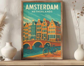 Może przedstawiać: Oprawiony wydruk artystyczny z projektem plakatu podróżniczego w stylu vintage z Amsterdamu, Holandia. Grafika przedstawia kolorowe kamienice nad kanałami, most, rower i tekst "AMSTERDAM NETHERLANDS" w stylu retro.