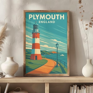 Puede incluir: Un cartel de viaje vintage con un faro rojo y blanco con techo azul, un camino que conduce a él y un barco en la distancia. El cartel tiene el texto "PLYMOUTH ENGLAND" en la parte superior.