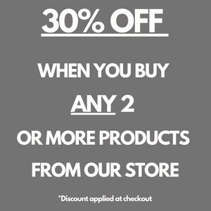 Pu&ograve; includere: Uno sfondo grigio con testo bianco che promuove uno sconto del 30% sull'acquisto di due o pi&ugrave; prodotti. Il testo recita "30% OFF", "WHEN YOU BUY ANY 2 OR MORE PRODUCTS FROM OUR STORE".