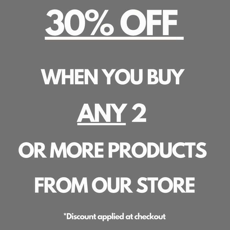Pu&ograve; includere: Uno sfondo grigio con testo bianco che promuove uno sconto del 30% sull'acquisto di due o pi&ugrave; prodotti. Il testo recita "30% OFF", "WHEN YOU BUY ANY 2 OR MORE PRODUCTS FROM OUR STORE".