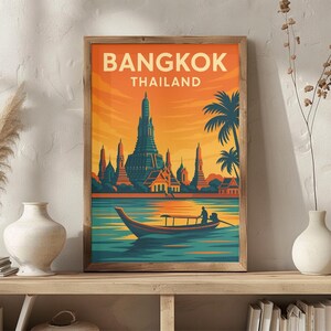 Può includere: Stampa artistica incorniciata con un'illustrazione stilizzata di Bangkok, Thailandia. L'opera raffigura una scena fluviale con una barca, templi e palme sotto un tramonto arancione e giallo. La parola "BANGKOK" è in alto.