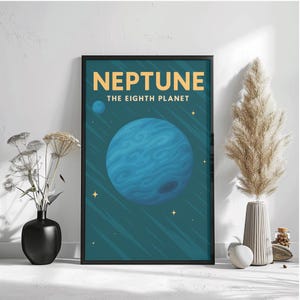 Può includere: Un poster incorniciato raffigurante il pianeta Nettuno. Il poster ha uno sfondo verde acqua con un'illustrazione del pianeta blu. Il testo "NEPTUNE THE EIGHTH PLANET" è visualizzato in giallo. Vasi decorativi e piante in primo piano.