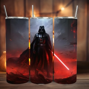 Puede incluir: Tres vasos de acero inoxidable con un diseño rojo, naranja y negro que presenta a Darth Vader de Star Wars. Los vasos tienen un fondo negro con un sable de luz rojo y un brillo rojo, naranja y amarillo.