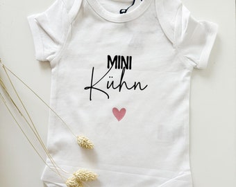 Baby Body Mini Nachname I Geschenk zur Geburt I personalisiertes GeschenkI Schwangerschaftsverkündung