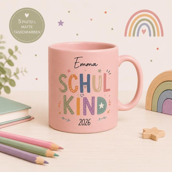 Pode incluir: Uma caneca de cerâmica rosa mate com o nome Emma, o texto SCHULKIND e o ano 2026 em letras coloridas e estampadas. O design inclui pequenas estrelas decorativas, corações e elementos florais impressos na parte frontal da caneca.