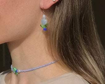 Collier ras de cou réglable en perles tulipes bleues et boucles d'oreilles / Parure de bijoux printemps-été / Collier perles de rocaille en verre blanches à rayures bleues