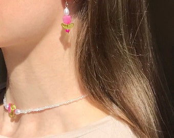 Collier ras de cou réglable en perles tulipes roses et boucles d'oreilles / Ensemble de bijoux doux pour le printemps et l'été / Collier transparent avec perles de rocaille en verre brillantes arc-en-ciel