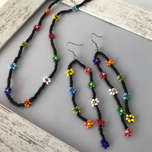 Hippie choker met bloemenkralen verstelbaar en oorbellen/zwarte en veelkleurige bloemen zomersieradenset/ketting glazen rocailles