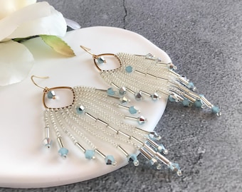 Pendientes de plata mate y cuentas azules con flecos/ engaste de rombo abierto/ cuentas bicónicas de cristal/ para fiestas, celebraciones y citas nocturnas.