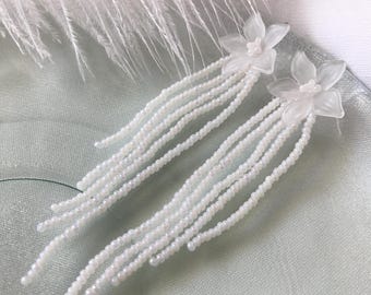 Orecchini da sposa con frange lunghe di perline floreali bianche e brillanti arcobaleno/fiori bianchi delicati e opachi/perline intrecciate a mano/sposa femminile