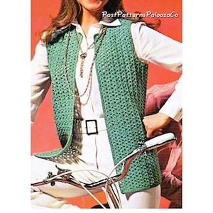 Pode incluir: Um padrão de colete de crochê em verde com fundo branco. A modelo está vestindo o colete com uma camisa branca e calças brancas. O texto "PastPatternsPaloozaCo" está no canto superior direito da imagem.