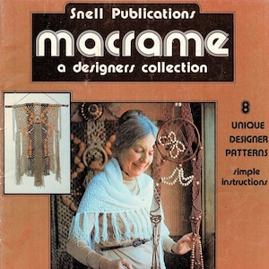 Może przedstawiać: Okładka książki z tytułem "macrame" w pogrubionych, czarnych literach. Podtytuł to "a designers collection". Okładka przedstawia kobietę trzymającą zieloną konewkę i wiszący kwietnik z makramą. Okładka książki zawiera również trzy makramowe gobeliny ścienne.