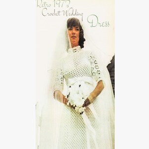 Puede incluir: Un patrón de vestido de novia de crochet vintage de 1973. El vestido es blanco y presenta un cuello alto, mangas largas y un corpiño ajustado. La falda es completa y fluida, y el vestido está acentuado con una faja blanca.
