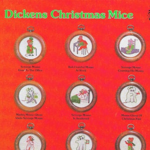 Puede incluir: Un conjunto de 10 patrones de punto de cruz con personajes de la clásica novela de Charles Dickens, Un cuento de Navidad. Cada patrón está enmarcado en un círculo marrón y representa una escena diferente de la historia, como Scrooge contando su dinero, Tiny Tim y el Fantasma de las Navidades Pasadas. Los patrones están titulados con el nombre del personaje y una breve descripción de la escena. Los patrones son de Green Apple Co.