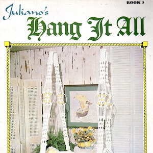 Könnte beinhalten: Ein Vintage-Makramee-Wiege, Teil eines Buches mit dem Titel "Juliano's Hang It All". Die weiße Wiege hat ein geflochtenes Korbmuster und wird von Makramee-Trägern gehalten. Die Wiege ist mit gelb-weiß karierten Kissen gefüllt. Das Bild ist mit einem gelben Rahmen versehen.