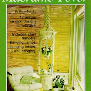 Peut inclure: Une couverture de livre avec le titre "Macrame Fever" par Patty Schulte. La couverture présente un porte-plante en macramé blanc avec une plante verte suspendue. L'arrière-plan est un matériau tissé jaune et brun.