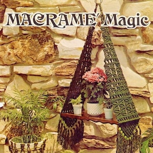 Puede incluir: Un colgador de plantas de macramé verde con estante de madera y cuentas verdes. El colgador está colgado de una pared de piedra y tiene tres plantas en maceta en el estante. El texto "MACRAME MAGIC" está en la parte superior de la imagen.
