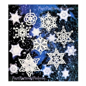 Puede incluir: Nueve copos de nieve de ganchillo blancos sobre un fondo azul y blanco con un patrón de copo de nieve blanco. El texto "PastPatternsPalooza" aparece dos veces en la imagen.