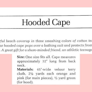 K&ouml;nnte beinhalten: Ein Dokument mit dem Titel Hooded Cape, das einen kreisf&ouml;rmigen Strand&uuml;berwurf aus Baumwoll-Frottee-Velours beschreibt. Der Text gibt eine Einheitsgr&ouml;&szlig;e von ca. 81 cm L&auml;nge ab dem Nacken an und listet die Materialanforderungen auf.