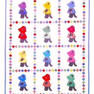 Puede incluir: Un edredón hecho a mano con un patrón repetido de figuras que llevan sombreros y vestidos de varios colores. El edredón está bordeado con un borde azul y un patrón de diamantes multicolores. El texto "PastPatternPalooza Co" es visible en la esquina inferior derecha.