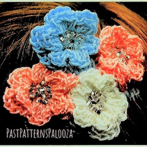 Puede incluir: Cuatro pinzas para el pelo de flores de ganchillo en colores azul, rosa, blanco y melocotón. Cada flor tiene un centro de cuentas.