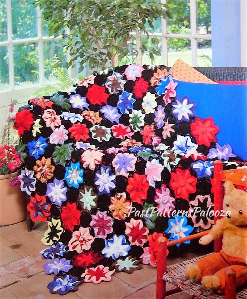 Vintage Crochet Pattern Gothic Flower Bed Afghan PDF Instant Digital Download Pretty Floral Motif Blanket Black Background 63x77 10 Ply afbeelding 1