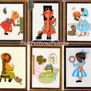 Puede incluir: Seis patrones de bordado enmarcados con chicas en varias escenas. Los patrones son de estilo vintage y presentan colores brillantes y diseños simples. Los marcos son todos de madera y tienen un acabado marrón claro.