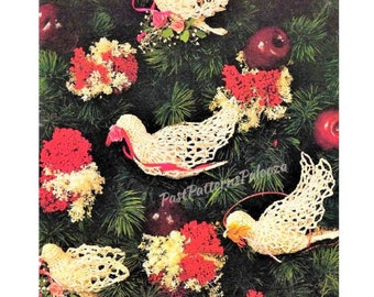 Op de afbeelding: Een vintage haakpatroon voor het maken van een duif van de vrede ornament. Het patroon bevat instructies voor het haken van de duif en het toevoegen van versieringen zoals een roze lint en een klein boeket bloemen. Het patroon bevat ook een sneeuwvogel ornament.