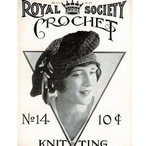Könnte beinhalten: Eine Vintage-Schwarzweiß-Werbung für das Strickmuster Royal Society Crochet Nummer 14. Die Anzeige zeigt eine Frau mit einer gehäkelten Mütze und einer weißen Bluse. Der Text lautet "Royal Society Crochet No. 14 10¢ Knitting Copyright 1919 by H.E. Verran Company, Inc. New York."