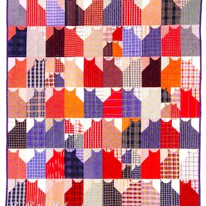 Könnte beinhalten: Ein Patchwork-Quilt mit einem sich wiederholenden Katzensilhouettenmuster. Der Quilt zeigt eine Vielzahl von Stoffen in Rot, Blau, Orange und Schwarz mit Karomustern und Streifen. Der Quilt hat eine violette Umrandung.