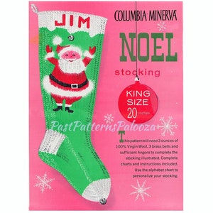 Puede incluir: Un patrón de tejido vintage para una media de Navidad con un diseño de Papá Noel. El patrón se titula "Noel Stocking" e incluye instrucciones para una media de 50,8 cm de largo. El patrón es de Columbia Minerva.