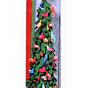 Peut inclure: Un sapin de Noël en feutre vert avec une étoile jaune au sommet est décoré d'oiseaux en feutre de différentes couleurs. Le sapin est placé devant un fond rouge et vert.