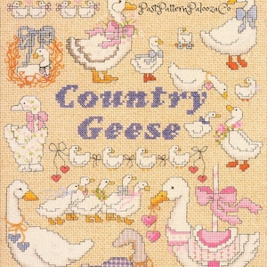 Pu&ograve; includere: Schema di ricamo a punto croce con un gruppo di oche con fiocchi e cuori. Il modello &egrave; intitolato "Country Geese" e include il testo "Stitcher's Library" e "Past Pattern Palooza Co.".