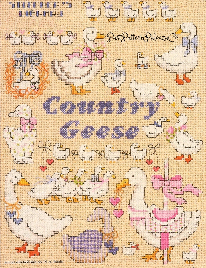 Pu&ograve; includere: Schema di ricamo a punto croce con un gruppo di oche con fiocchi e cuori. Il modello &egrave; intitolato "Country Geese" e include il testo "Stitcher's Library" e "Past Pattern Palooza Co.".