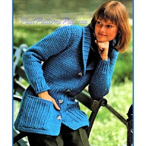 Peut inclure: Un cardigan bleu vif au crochet doté d'un large col, de manches longues avec poignets côtelés et de deux grandes poches plaquées. Le vêtement est fermé par quatre boutons sur le devant. Le texte Past Patterns Palooza est visible en haut à gauche.