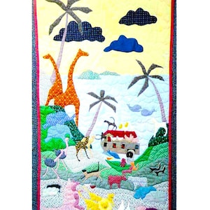 Op de afbeelding: Een kleurrijke, handgemaakte quilt met een Afrikaanse safariscène. De quilt toont giraffen, palmbomen en verschillende dieren, waaronder een struisvogel, een zebra en een nijlpaard. De achtergrond is een mix van geel, blauw en groen, met een rode en blauwe rand.
