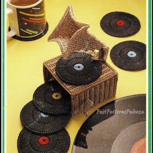 Może przedstawiać: Ręcznie robiony gramofon i podkładki pod kubki. Gramofon jest brązowy i beżowy z ręcznie robionym krążkiem na górze. Jest pięć ręcznie robionych podkładek pod kubki, które wyglądają jak krążki, ułożone jeden na drugim. Podkładki są brązowe i czarne z małym kolorowym kółkiem w środku. Tekst "PastPatternsPalooza" jest widoczny w prawym dolnym rogu.