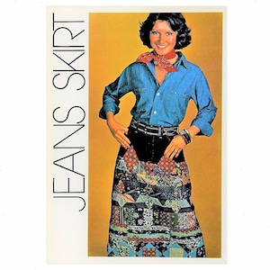 Op de afbeelding: Een vrouw draagt een blauw denim shirt met een rode bandana om haar nek. Ze draagt een zwarte riem met een zilveren gesp en een patchwork rok met verschillende kleuren en patronen. De tekst "JEANS SKIRT" is gedrukt aan de linkerkant van de afbeelding.