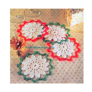 Puede incluir: Cuatro doilies de ganchillo blancos con bordes rojos y verdes. Los doilies están sobre un fondo blanco con una pequeña piña y una caja de regalo envuelta.