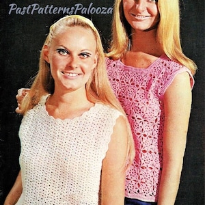 Może przedstawiać: Dwie kobiety w dzianych bezrękawnikach. Kobieta z przodu ma na sobie biały top, a kobieta z tyłu różowy top. Obie kobiety mają długie blond włosy.