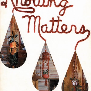 以下が含まれることがあります： 赤いロープの文字で「Knotting Matters」というタイトルが書かれた、ビンテージなクラフト本の表紙。表紙には、涙滴型のマクラメのプラントハンガーが3つ描かれている。