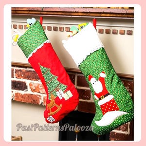 Op de afbeelding: Twee kerstsokken hangen naast elkaar. De linker sok is rood met een groen patroon op de boord, voorzien van een kerstboom, een hobbelpaard en cadeautjes. De rechter sok is groen met een witte boord en een afbeelding van de Kerstman.