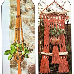 Op de afbeelding: Twee macramé plantenhangers, één oranje en één rood, met hangende planten. De oranje hanger is gelabeld "Nina" en de rode hanger is gelabeld "Doris".