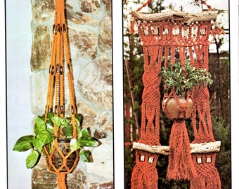 Peut inclure: Deux suspensions macramées pour plantes, l'une orange et l'autre rouge, avec des plantes suspendues. La suspension orange est étiquetée "Nina" et la suspension rouge est étiquetée "Doris".